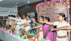 Read more about the article ବ୍ଲକସ୍ତରୀୟ ଆଇନ ସଚେତନତା କାର୍ଯ୍ୟକ୍ରମ: ଯୋଗ ଦେଲେ ୩୦୦ରୁ ଊର୍ଦ୍ଧ୍ଵ ବିଭିନ୍ନ ବର୍ଗର ମହିଳା