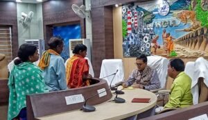 Read more about the article ଜନଶୁଣାଣି କାର୍ଯ୍ୟକ୍ରମ: ୫ ଜଣଙ୍କୁ ରେଡକ୍ରସ ପାଣ୍ଠିରୁ ୩୨ ହଜାର ୫ ଶହ ଟଙ୍କା ପ୍ରଦାନ କଲେ ଅତିରିକ୍ତ ଜିଲ୍ଲାପାଳ