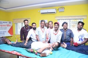 Read more about the article ଜିଲ୍ଲା ଠିକାଦାର ସଂଘ ପକ୍ଷରୁ ରକ୍ତଦାନ ଶିବିର: ୨୫୩ ୟୁନିଟ ରକ୍ତ ସଂଗୃହୀତ