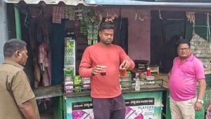 Read more about the article ଆକ୍ସନ ମୋଡ଼ରେ ପୌରପାଳିକା, ବେଆଇନ ମଦ ବିକିବା ନେଇ ଦୋକାନ ସିଲ