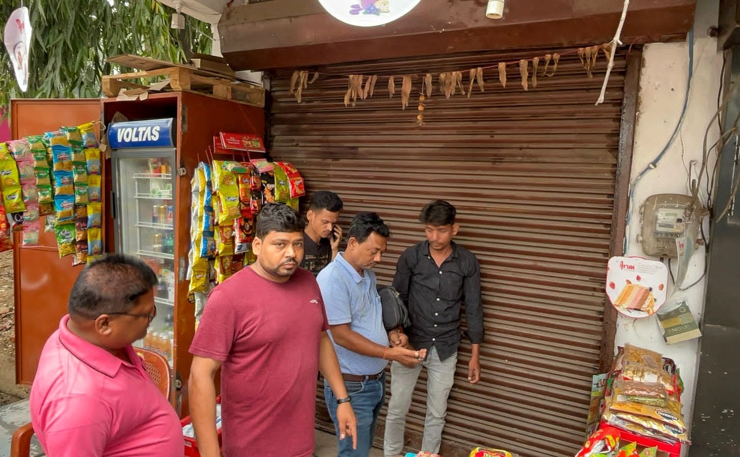 You are currently viewing ଅପରେସନ କ୍ଲିନର ୨ ୟ ଦିନ, ଅମାନିଆ ଦୋକାନୀଙ୍କ ଠାରୁ ୭ ହଜାର ଫାଇନ ଆଦାୟ