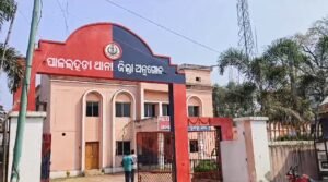 Read more about the article ଅର୍ଦ୍ଧ ନିର୍ମିତ ଅଙ୍ଗନବାଡିରୁ ମହିଳାଙ୍କ ମୃତ ଦେହ ଉଦ୍ଧାର, ଗଣଦୁଷ୍କର୍ମ ପରେ ଅନ୍ତଃବୁଜୁଳା କାଢ଼ି ଦେଇଛନ୍ତି ନରରାକ୍ଷସ