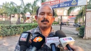 Read more about the article ଅନୁଗୁଳରେ ପୁଣି ମାତିଲେଣି ଲୁଟେରା ! ମାଉଜର ଦେଖାଇ ପେଟ୍ରୋଲ ପମ୍ପ କର୍ମଚାରୀଙ୍କ ଠାରୁ ୧୦ ଲକ୍ଷ ଟଙ୍କା ଛଡ଼ାଇ ନେଲେ ଦୁର୍ବୃତ୍ତ