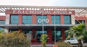 Read more about the article ୮ ସଫେଇ କର୍ମଚାରୀଙ୍କ ଛଟେଇକୁ ବିରୋଧ: ପାଞ୍ଚ ଦିନ ହେଲା ଆନ୍ଦୋଳନରେ ଇ.ଏସ.ଆଇ.ସି ହସ୍ପିଟାଲର ଠିକା ସଫେଇ କର୍ମୀ