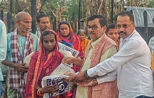 You are currently viewing ୯ ଅଗ୍ନି ବିପନ୍ନ ପରିବାରକୁ ସାହାଯ୍ୟ କଲା ଅନୁଗୁଳ ଓୟୁଜେ, ପ୍ରଦାନ କଲା ଖାଦ୍ୟ ଓ ବସ୍ତ୍ର