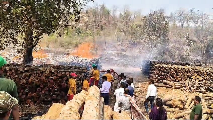 You are currently viewing କାଠ ଡିପୋରେ ଅଗ୍ନିକାଣ୍ଡ: ଜଳିଗଲା ଲକ୍ଷାଧିକ ଟଙ୍କାର କାଠ, ଜାଣିଶୁଣି ନିଆଁ ଲଗାଇ ଦେଇଥିବା ଅଭିଯୋଗ