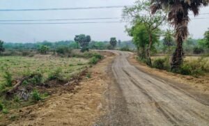 Read more about the article ବର୍ଷେ ହେଲାଣି ଅଧାପନ୍ତରିଆ ହୋଇ ପଡ଼ିଛି କଂସରା- ଦୁର୍ଗାପୁର ରାସ୍ତା କାମ, ଠିକାଦାର ଓ ଟେଣ୍ଡର ସଂସ୍ଥା ପାଇଁ ଜନସାଧାରଣ କଲବଲ