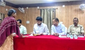 Read more about the article ଜିଲ୍ଲାସ୍ତରୀୟ ମିଳିତ ଜନ ଶୁଣାଣି କାର୍ଯ୍ୟକ୍ରମ: ୪ଟି ଅଭିଯୋଗର ହେଲା ତୁରନ୍ତ ଫଇସଲା