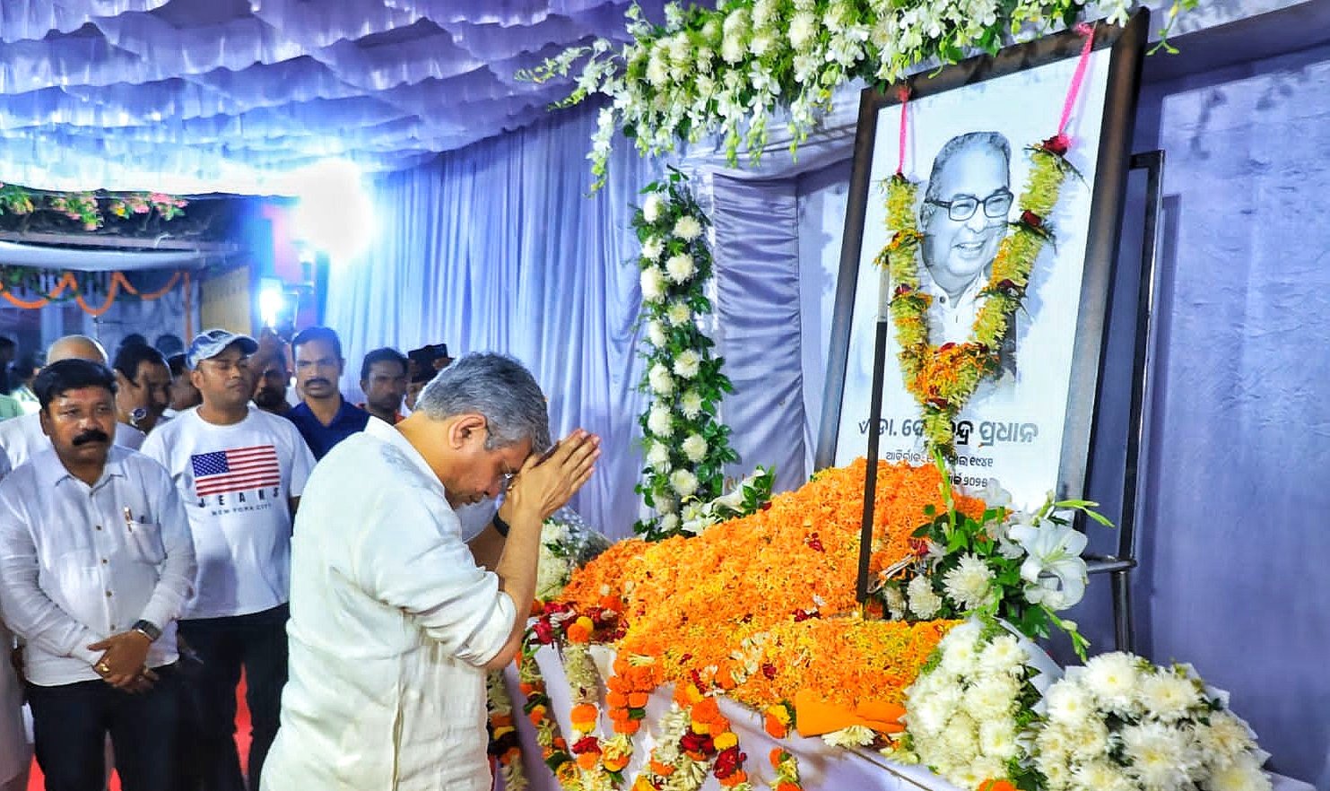 You are currently viewing ତାଳଚେରରେ ଡଃ ଦେବେନ୍ଦ୍ର ପ୍ରଧାନଙ୍କୁ ଶ୍ରଦ୍ଧାଞ୍ଜଳି ଦେଲେ କେନ୍ଦ୍ର ରେଳ ମନ୍ତ୍ରୀ ଏବଂ ମଧ୍ୟପ୍ରଦେଶ ଓ ଉତ୍ତର ପ୍ରଦେଶର ଏକାଧିକ ମନ୍ତ୍ରୀ