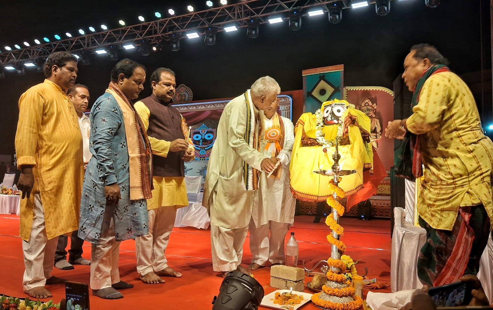 You are currently viewing ପାଳଲହଡ଼ା ମହୋତ୍ସବ ଉଦଘାଟିତ, ମନ ମୋହିଲା ଘୁଡ଼କା ନାଚ ସାଙ୍ଗକୁ ଆଧୁନିକ ଗୀତ