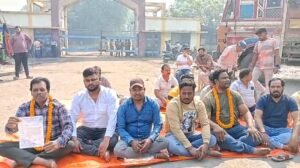 Read more about the article ସିପିପିର ପରିବହନ ବନ୍ଦ, ଗେଟ୍ ସାମ୍ନାରେ ନାଲକୋ ଆଞ୍ଚଳିକ ଟ୍ରକ ଜନକଲ୍ୟାଣ ସଂଘର ଧାରଣା 