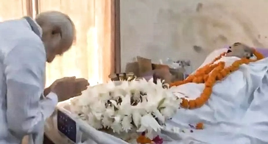 You are currently viewing ପୂର୍ବତନ କେନ୍ଦ୍ରମନ୍ତ୍ରୀ ଦେବେନ୍ଦ୍ର ପ୍ରଧାନଙ୍କ ବିୟୋଗ: ଶେଷ ଦର୍ଶନ କଲେ ପ୍ରଧାନମନ୍ତ୍ରୀ ମୋଦି