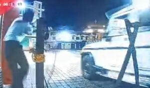 Read more about the article ବସଷ୍ଟାଣ୍ଡ ଗେଟ୍ ସହ ସିକ୍ୟୁରିଟି ଗାର୍ଡକୁ ଧକ୍କା ଦେଲା ପୋଲିସ ବାବୁଙ୍କ ବୋଲେରୋ, ଭିଡିଓ ଭାଇରାଲ