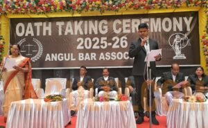 Read more about the article ଶପଥ ନେଲେ ଅନୁଗୁଳ ଓକିଲ ସଂଘର କର୍ମକର୍ତ୍ତା: ହିମାଂଶୁ ଭୂଷଣ ସାମଲ ହେଲେ ସଭାପତି