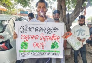 Read more about the article ମୋତିଲାଲ ଗଛ ବେଶରେ ବୁଲିଲେ କହିଲେ ଗଛ ପାଇଁ ଜୀବନ ଦେବି