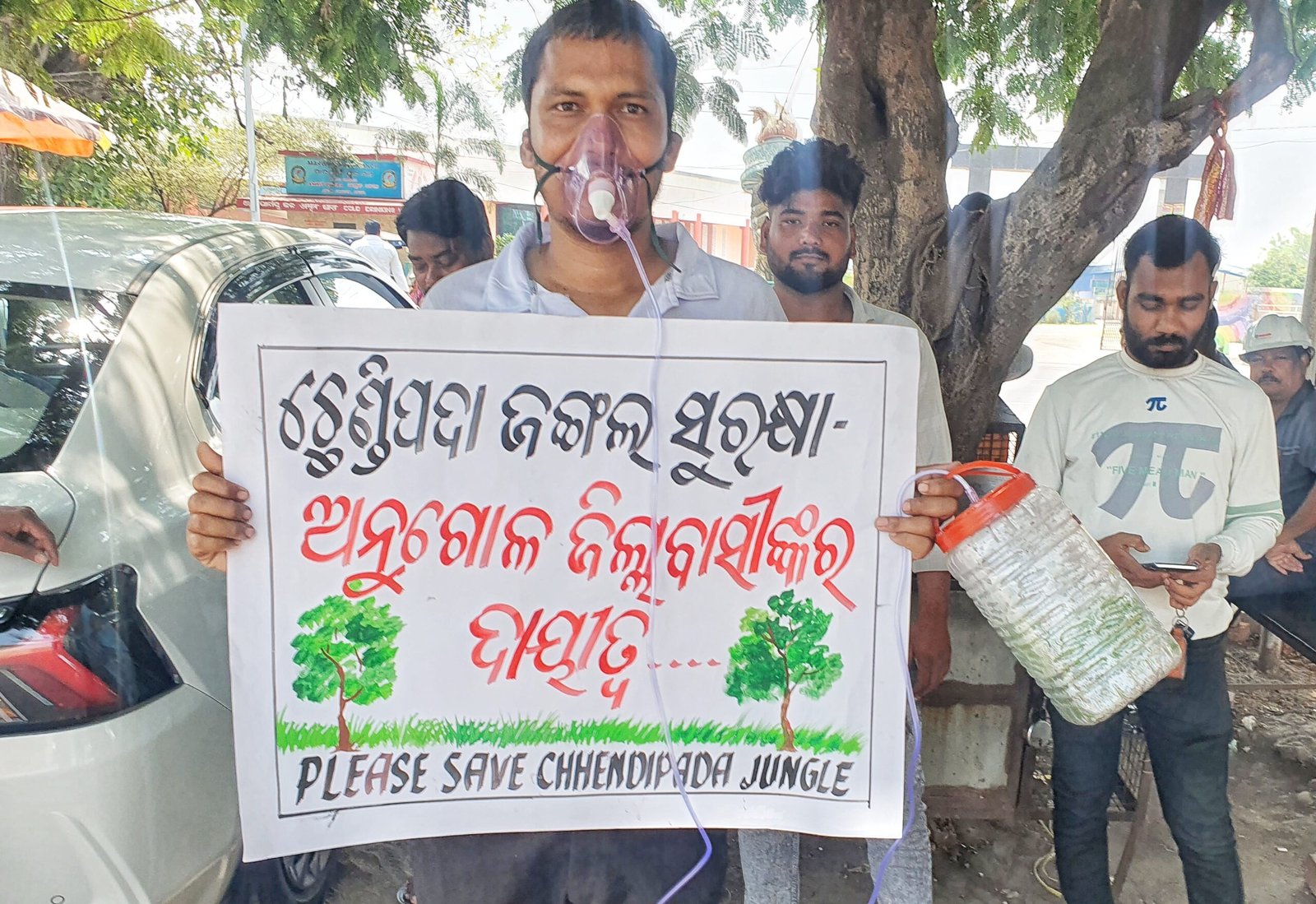 You are currently viewing ମୋତିଲାଲ ଗଛ ବେଶରେ ବୁଲିଲେ କହିଲେ ଗଛ ପାଇଁ ଜୀବନ ଦେବି