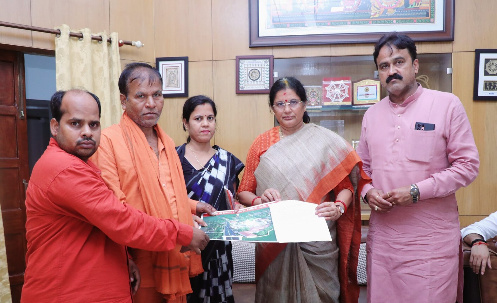 You are currently viewing ଅଙ୍ଗାରବନ୍ଧ ଅଲେଖ ମହିମା ଧାମକୁ ପର୍ଯ୍ୟଟନ କ୍ଷେତ୍ରର ମାନ୍ୟତା ଦାବି, କେନ୍ଦ୍ରମନ୍ତ୍ରୀ ଓ ଉପମୁଖ୍ୟମନ୍ତ୍ରୀଙ୍କୁ ଦାବି ପତ୍ର ପ୍ରଦାନ