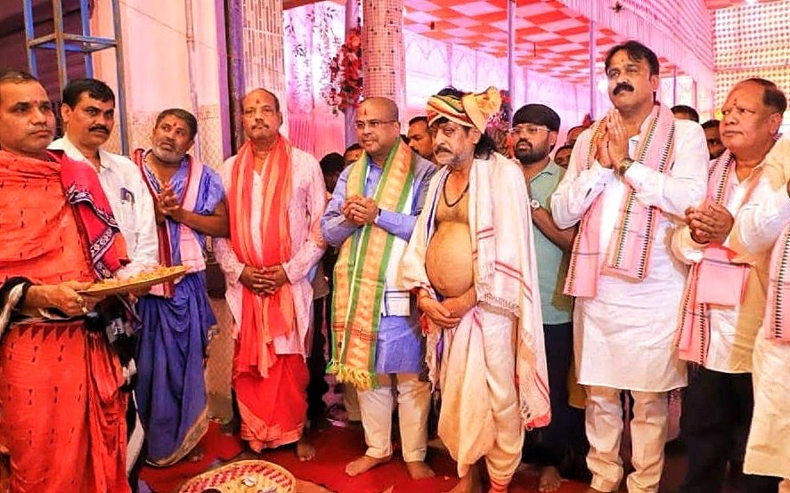 You are currently viewing ବାସନ୍ତୀ ଦୁର୍ଗା ମଣ୍ଡପ ଓ ରାମ ମନ୍ଦିର ପରିଦର୍ଶନ କରି ଆଶୀର୍ବାଦ ଭିକ୍ଷା କଲେ କେନ୍ଦ୍ରମନ୍ତ୍ରୀ ଧର୍ମେନ୍ଦ୍ର ପ୍ରଧାନ