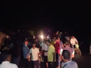 Read more about the article ୩ ଦିନ ହେଲା ଅନ୍ଧାରରେ ୪ ଗାଁ: ଆସୁନାହାନ୍ତି ବିଦ୍ୟୁତ କର୍ମଚାରୀ, ରାସ୍ତାରେ ବସିଲେ ଶତାଧିକ ସ୍ଥାନୀୟବାସୀ