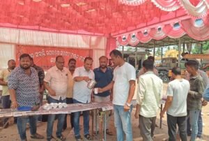 Read more about the article ବିଷୁବ ସଂକ୍ରାନ୍ତି ପରେ ପଣା ବାଣ୍ଟିଲେ ଅନୁଗୁଳ ଜିଲ୍ଲା ଟ୍ରକ ମାଲିକ ସଂଘ କର୍ମକର୍ତ୍ତା, ପଥଚାରୀଙ୍କ ତୃଷ୍ଣା ମେଣ୍ଟାଇ ଜଣାଇଲେ ନବ ବର୍ଷର ଶୁଭେଚ୍ଛା