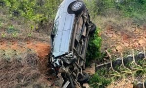 Read more about the article ଭାରସାମ୍ୟ ହରାଇ ଓଲଟିଲା ଇନୋଭା, ତିନି ଆହତ ମେଡିକାଲରେ ଭର୍ତ୍ତି