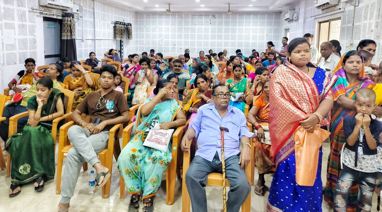 You are currently viewing ରାସନ କାର୍ଡ ପାଇଁ ବ୍ଲକରେ ହଜାରେ ଲୋକଙ୍କ ଭିଡ଼, ଜଣେ କର୍ମଚାରୀ ଥିବାରୁ ଉତ୍ତେଜନା