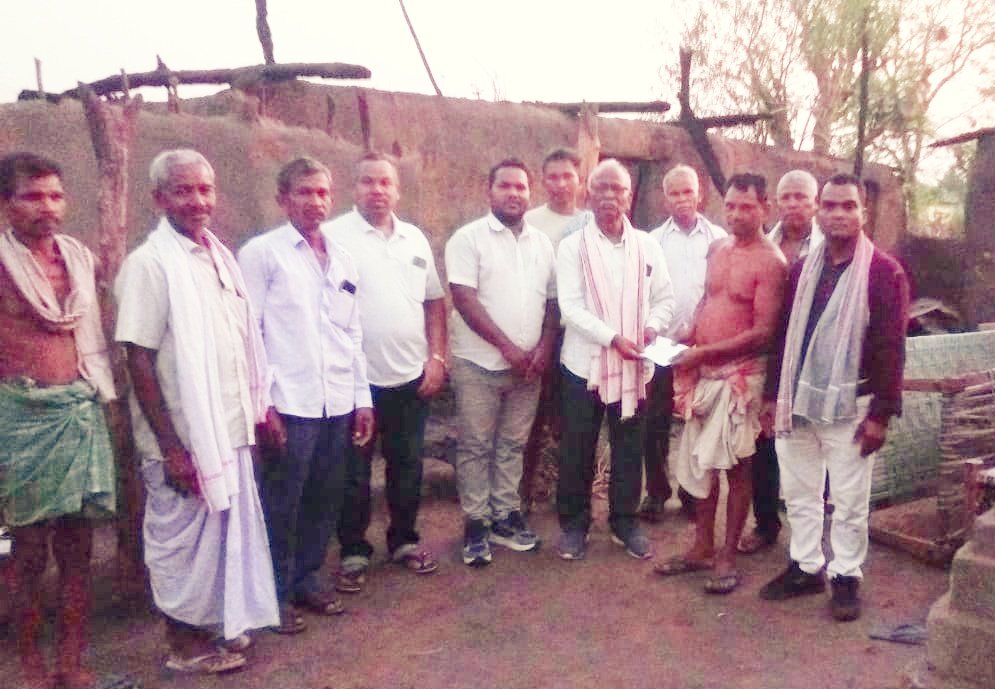 You are currently viewing ଅଗ୍ନି ବିପନ୍ନଙ୍କୁ ସାହାଯ୍ୟର ହାତ ବଢ଼ାଇଲା ଗୌଣ୍ଡ ସମାଜ