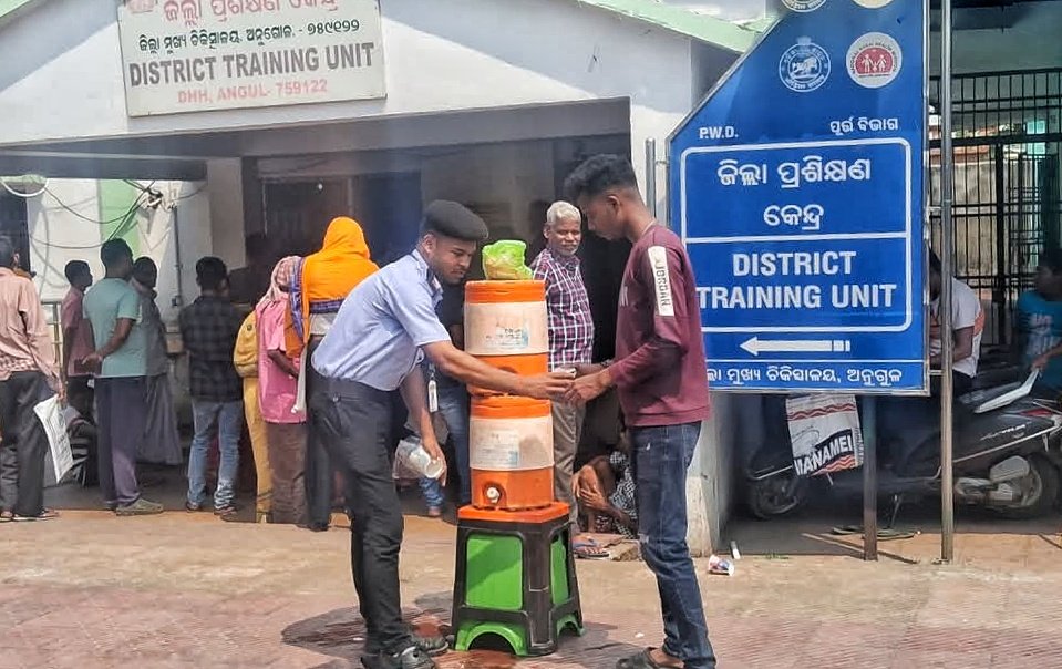 You are currently viewing ଆଉ ବାଧିବନି ଖରା! ଜିଲ୍ଲା ମୁଖ୍ୟ ଚିକିତ୍ସାଳୟରେ ଲୋକଙ୍କୁ ଦିଆଯାଉଛି ଓଆର୍ଏସ୍ ପାଣି