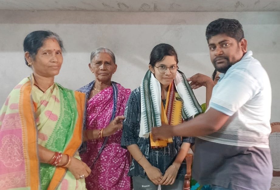 You are currently viewing ଆଠମଲ୍ଲିକ ଉପଖଣ୍ଡ ମାଟ୍ରିକ ଟପ୍ପର ଲୋପାମୁଦ୍ରା ସାହୁଙ୍କୁ ସମ୍ବର୍ଦ୍ଧିତ କଲେ ସରପଞ୍ଚ