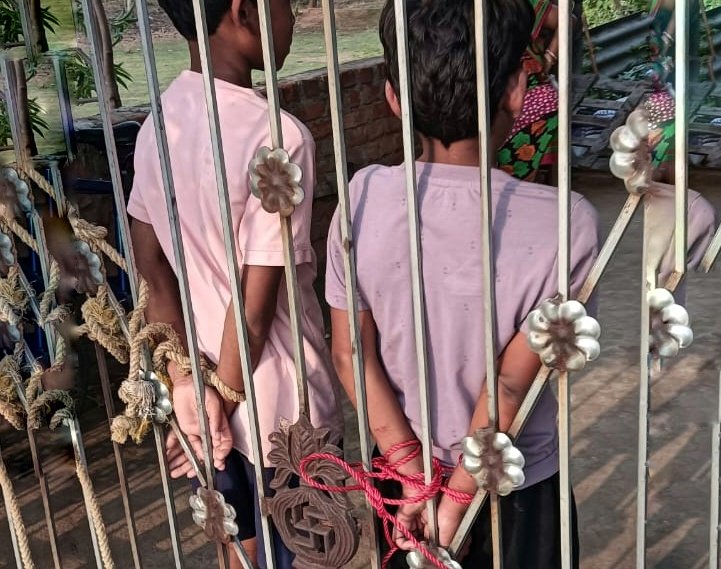 You are currently viewing ମାଛ ମାରିବା ପଡ଼ିଲା ମହଙ୍ଗା: ଦୁଇ ନାବାଳକଙ୍କୁ ନିଜ ଘର ଗ୍ରିଲରେ ବାନ୍ଧି ନିସ୍ତୁକ ମାଡ଼ ମାରିଲେ ପୋଖରୀ ମାଲିକ