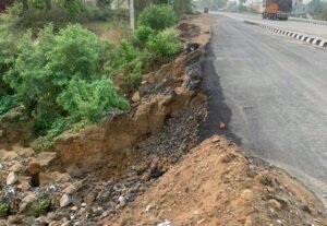 Read more about the article ସର୍ଭିସ ରୋଡ୍ ପାର୍ଶ୍ବରେ ଏଯାଏଁ ହୋଇନି ୱାଲ କାମ, ଅସରାଏ ବର୍ଷାରେ ରାସ୍ତାରୁ ଧୋଇଗଲାଣି ମାଟି