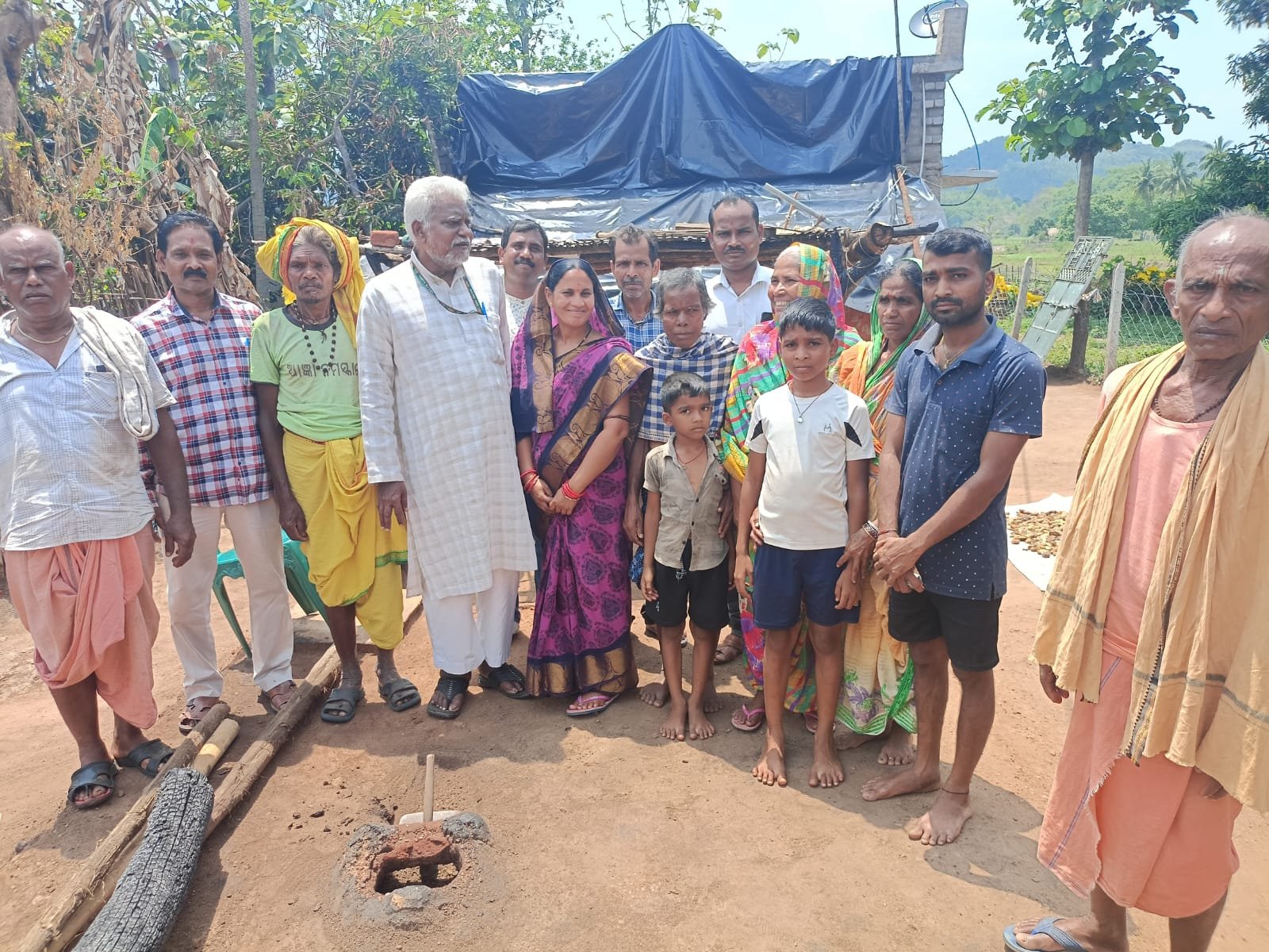 You are currently viewing ଅଗ୍ନି ବିପନ୍ନଙ୍କୁ ଭେଟିଲେ ସାଂସଦ ରୁଦ୍ର ନାରାୟଣ ପାଣି, ଯୋଗାଇଲେ ସହାୟତା
