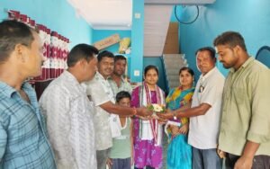 Read more about the article ମାଟ୍ରିକ ଟପ୍ପର ଇପ୍ସିତା ପ୍ରଧାନଙ୍କୁ ଭେଟି ଶୁଭେଚ୍ଛା ଜଣାଇଲେ ବିଜେପି ନେତା