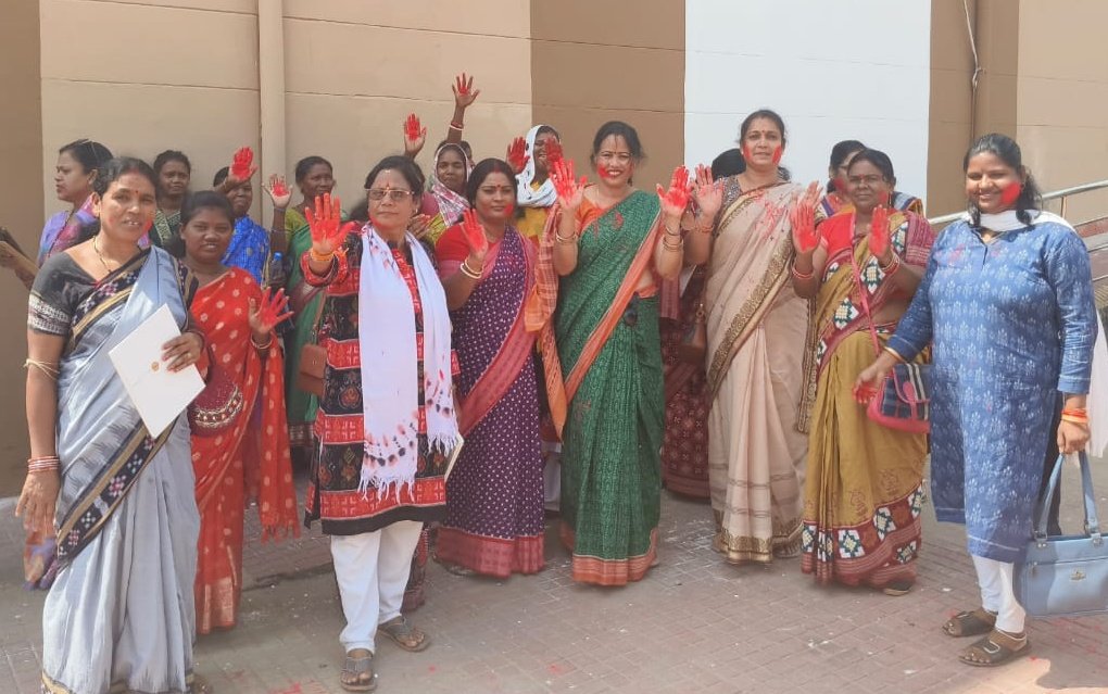 You are currently viewing ଅପରେସନ୍ ସିନ୍ଦୂରର ସଫଳତା ପାଇଁ ମହିଳା ମୋର୍ଚ୍ଚାର ସ୍ୱତନ୍ତ୍ର କାର୍ଯ୍ୟକ୍ରମ, ପରସ୍ପରକୁ ସିନ୍ଦୂର ଲଗାଇ ଜଣାଇଲେ ଅଭିନନ୍ଦନ