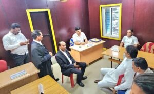 Read more about the article ଓକିଲ ସଂଘ କାର୍ଯ୍ୟାଳୟ ବୁଲିଲେ ବିଧାୟକ, ଥଣ୍ଡା ପାନୀୟ ଜଳ ମେସିନ୍‌ ଲଗାଇବାକୁ ବିଭାଗକୁ ନିର୍ଦ୍ଦେଶ