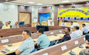 Read more about the article ସଡ଼କ ସୁରକ୍ଷା କମିଟି ବୈଠକ: ଏପ୍ରିଲରେ ହେଲମେଟ୍ ନ ପିନ୍ଧି ୩୦୯୩ ଜଣ ଗଣିଛନ୍ତି ୩୦ ଲକ୍ଷର ତଣ୍ଡ