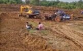 ପୋଖରୀ ଖୋଳାରେ ଅନିୟମିତତା: ମଣିଷ ବଦଳରେ ମେସିନ୍ କରୁଛି ମନରେଗା କାମ