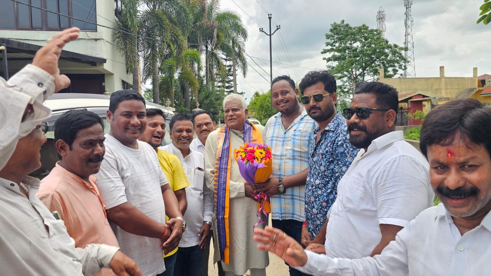 You are currently viewing ସାଂସଦ ରୁଦ୍ରନାରାୟଣ ପାଣିଙ୍କୁ ସମ୍ବର୍ଦ୍ଧନା ଜଣାଇଲେ ବିଜେପିର ନୂତନ ମଣ୍ଡଳ ସଭାପତି