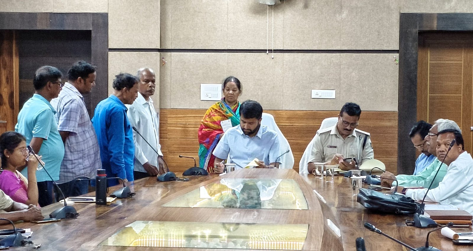 You are currently viewing ଜିଲ୍ଲାସ୍ତରୀୟ ମିଳିତ ଜନ ଶୁଣାଣି କାର୍ଯ୍ୟକ୍ରମ, ୨୫ଟି ଅଭିଯୋଗ ଗ୍ରହଣ