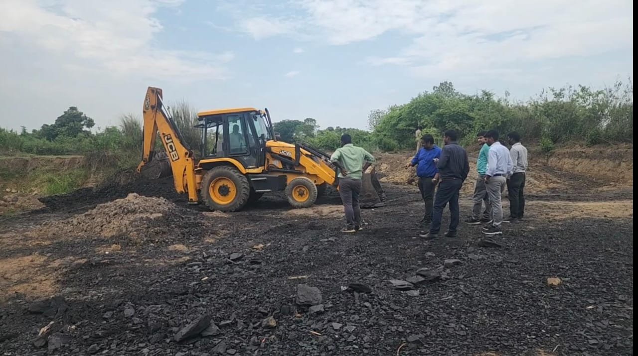 You are currently viewing ଚୋରା କୋଇଲା ଖାତରେ ଚଢାଉ, କୋଇଲା ଟ୍ରକ ଜବତ