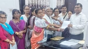 Read more about the article କଣିହାଁରୁ ବାଲିପଶି ଯାଏଁ ମୁଖ୍ୟମନ୍ତ୍ରୀ ବସ୍ ଚଳାଚଳ ଦାବି: ବିଡିଓଙ୍କୁ ଦାବିପତ୍ର ପ୍ରଦାନ