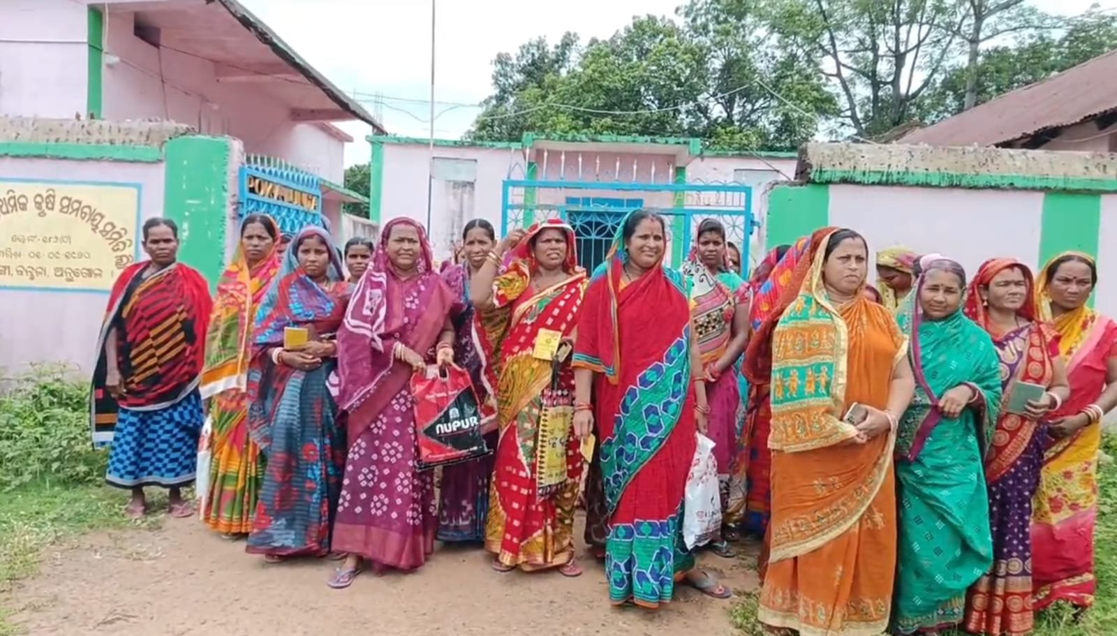 You are currently viewing ମହିଳାଙ୍କୁ ଋଣ ଦେଉନି ପୋକତୁଙ୍ଗା ସେବା ସମବାୟ ସମିତି, ଜିଲ୍ଲାପାଳଙ୍କ ଅଫିସ୍‌ ଘେରାଉ ଚେତାବନୀ