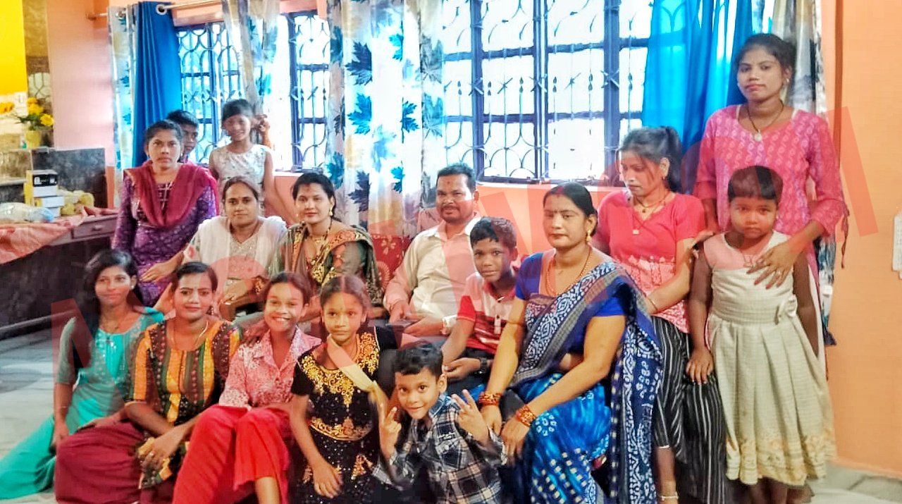 You are currently viewing ଫେସବୁକ୍ ଯୋଗୁଁ ୨୯ ବର୍ଷ ପରେ ମା’ ଫେରିପାଇଲା ତାର ହଜିଲା ପୁଅ; ସାହି ପଡ଼ିଶାରେ ଉତ୍ସବର ମାହୋଲ