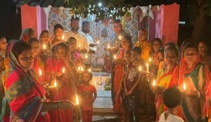 Read more about the article ନବୀନ ପଟ୍ଟନାୟକଙ୍କ ସୁସ୍ଥତା କାମନା କରି ମା’ ବୁଢୀ ଠାକୁରାଣୀଙ୍କୁ ଦୀପଦାନ