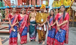 Read more about the article ଇଏ ବି ଜଗନ୍ନାଥଙ୍କ ସେବକ: ପେସାରେ ଡାକ୍ତର, ନିଶା ମହାପ୍ରଭୁଙ୍କ ପାଇଁ ଫୁଲ ଗୁନ୍ଥିବା