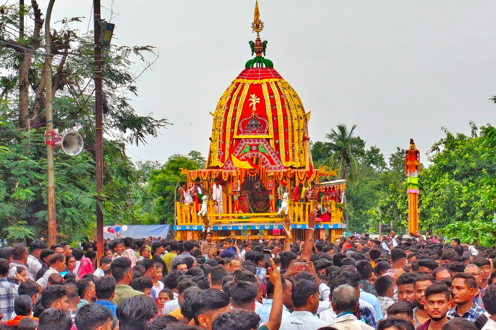 You are currently viewing ଶୈଳଶ୍ରୀ କ୍ଷେତ୍ରରେ ଘୋଷଯାତ୍ରା: ରଥରେ ବସି ଜନ୍ମବେଦୀକୁ ଗଲେ ଚତୁର୍ଦ୍ଧାମୂର୍ତ୍ତି, ୫୦ ହଜାରରୁ ଉର୍ଦ୍ଧ ଶ୍ରଦ୍ଧାଳୁଙ୍କ ସମାଗମ