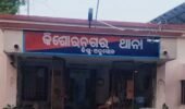 ବାପଘରୁ ଟଙ୍କା ଆଣିଲେନି ବୋଲି ସ୍ତ୍ରୀକୁ ପଥରମାଡ଼, ଥାନାର ଦ୍ୱାରସ୍ଥ