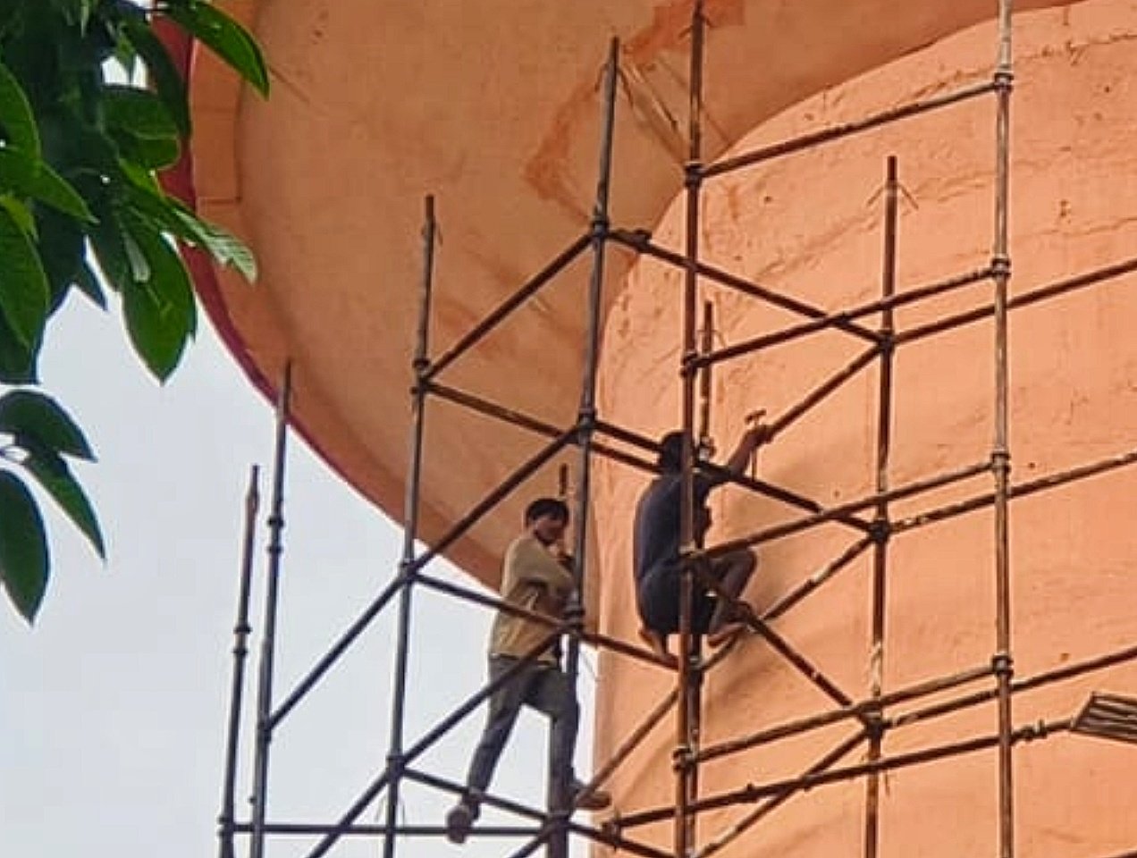 ବିନା ସୁରକ୍ଷାରେ ଚାଲିଛି ସୁଉଚ୍ଚ ପାଣିଟାଙ୍କି କାମ, ନା ଅଛି ବେଲ୍ଟ ନା ହେଲମେଟ୍