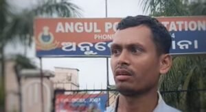 Read more about the article ଡିକି ଭାଙ୍ଗି ଲକ୍ଷାଧିକ ଟଙ୍କା ଲୁଟ, ଘର ତିଆରି ପାଇଁ ବ୍ୟାଙ୍କରୁ ଉଠାଇ ଫେରୁଥିଲେ…