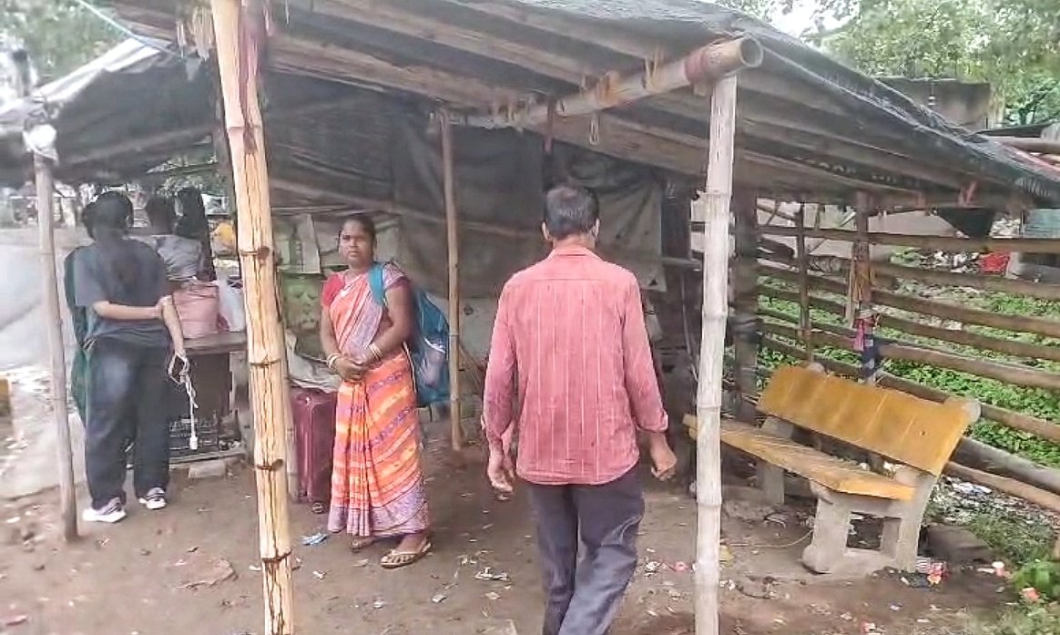 You are currently viewing ଖରା ହେଲେ ସିଝୁଛନ୍ତି ଆଉ ବର୍ଷା ହେଲେ ଭିଜୁଛନ୍ତି ଯାତ୍ରୀ: ନାଲକୋ ଟାଉନସିପ୍ ବସଷ୍ଟାଣ୍ଡରେ ବିଶ୍ରାମଗୃହ ଦାବି